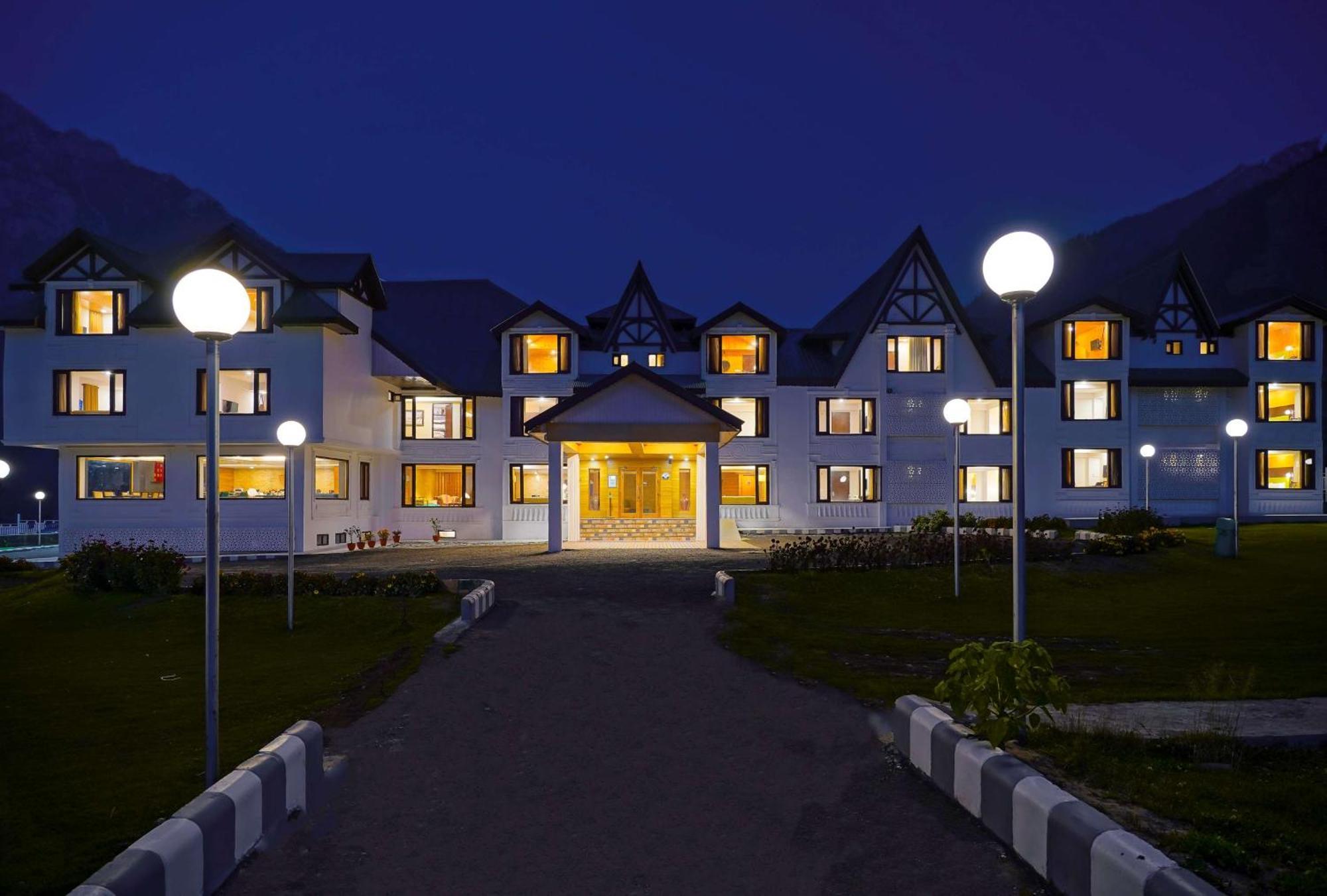 Country Inn Suites By Radisson Sonāmarg 외부 사진